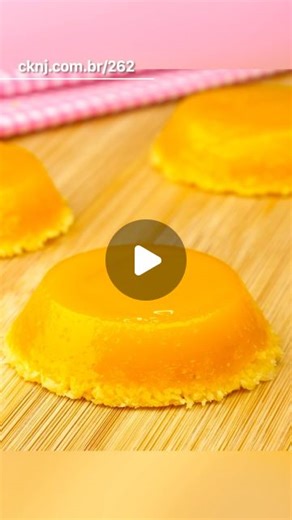 Receitas Natália Palmegiano on Instagram: "Como fazer Quindim Pessoal esse vídeo está em formato reduzido (reels), caso queira conferir o vídeo completo com todas as dicas, rendimento e mais detalhes acesse: http://cknj.com.br/262 #receitasimples #sobremesa #quindim INGREDIENTES Quindim 8 unidades de Gema (para uma cor mais intensa utilize ovos caipira) 180 g de açúcar (1 xícara) 80 mL de água quente (1/3 xícara) 50 g de coco seco ralado (1 pacote pequeno) 20 g de manteiga (1 colher de sopa ) P