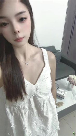 “先哄我 再讲道理 你说什么我都听 我永远吃这一套…”