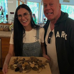 133K views · 766 reactions | Hollywood’un eski süper çifti ayrılmalarından sonra bile çok iyi bir ilişki sürdürüyor. Üç kız çocuğu sahibiler ve onların hatırına iyi geçiniyorlar. Kısa süre Demi Moore Bruce Willis’in doğum gününü kutladı ve fotoğrafları internette yayıldı. | Ikonlar | Facebook