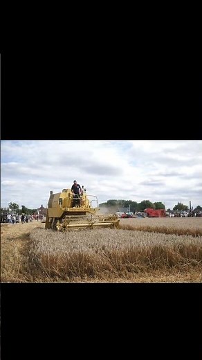 Rétro Tracto Sec Boisien 2025 : La moissonneuse-batteuse new holland 1520