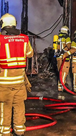🚒🔥 Einsatz am Weihnachtsabend – 24.12.2025 🎄 🎁Wir hatten es uns gewünscht: keine Großeinsätze zum Weihnachtsfest Doch kurz nach 19 Uhr, während viele Menschen den Heiligabend im Kreis ihrer Familien verbrachten, eilten zahlreiche ehrenamtliche Einsatzkräfte unserer Stadtteilfeuerwehren in die Gerätehäuser und rückten gemeinsam mit nahezu alle Wachen der Berufsfeuerwehr aus, um zu retten, zu schützen und zu helfen. 🙏 In Dresden-Weißig stand eine Scheune in Vollbrand. Trotz des schnellen und 