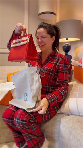 Camila Guiribitey on Instagram: "It’s time to open the presents 🎁!! ————————————————————————————— Amores llego el momento que nos gusta a nosotros ! Abrir regalos ! Esto aquí fue una lucha constante con una camarita 📸 que se nos ocurrió comprar a mala hora !!!!😡. P.S. De mis nuevas bebe cual fue tu favorita 🩷❤️?? Te leo !"