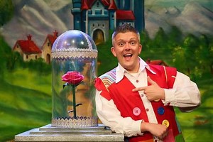 'The crowds here are always incredible': Theatre celebrates 20 years of panto magic with North East stage star
