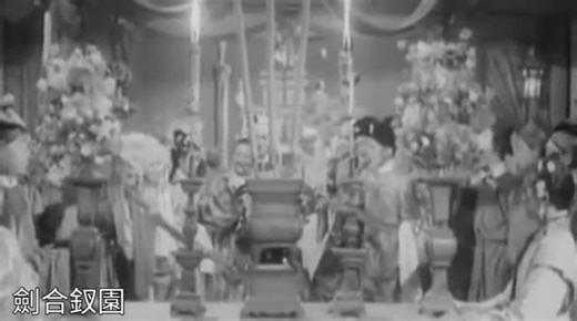 紫釵記之論理爭夫 任劍輝 白雪仙 梁醒波 靚次伯 任冰兒等演唱唐滌生撰曲 片1959 唱片1966 仙姐闖堂，少了很多镜頭，氣勢不止於此，門前聽到内堂 故意奏龍鳳和鳴 樂曲， 刺激下，明知一死，在官威呼喝聲中，三闖三退中，才一摇三擺 上台階。 入門後被 眾人舉棒要打，仙姐鳳眼左一噔，左邊棒退，右眼一噔右邊全退 靓次伯女兒來 擋住，四目交頭，女兒 敗下陣來。這才看到仙姐 霸氣. 上年紀戲迷， 應聽過仙姐吩咐丫鬟帶話回家待奉老夫人，除知错外，還唱 霍家空有連城玉， 死後屍無掟口錢，（人死後要放個錢入口，稱為掟口錢）貴到有價值連城宝玉， 淪落微弱到一分錢都冇。歌詞對比強烈，淒迷。現是霍家空有 癡情女，死無掟口錢。 癡情就冇晒錢，是遇到殺豬盤，被騙詐嗎？（一笑）。 像迎鳳，仙姐 衝上鳳閣， 吹熄蠟燭，任姐衝前，仙姐一喝，你咪行埋来，多氣勢。另一說是，我唔比你行埋來见我，是 詐嬌嗎？原諒聽了幾拾年 固執的戲迷。 | 粵曲天下: 把歌談心 曾幾何時的香港 Once upon a time in Hong kong.