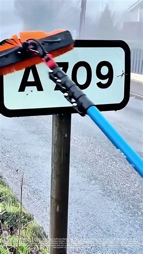 The Sign's Refresh: A Rapid Wash for Clarity on the Roadside