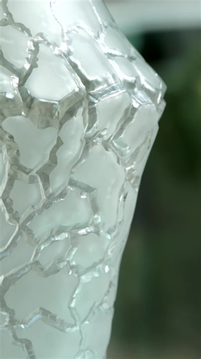 The caldera, a grand terrestrial formation, bears witness to a volcanic history. With its circular shape, this vast crater becomes a reservoir of beauty and a guardian of age-old secrets. The Caldera pieces take on these contours, featuring a delicate cracked pattern that evokes the perpetual renewal of the earth. Between shadow and light, the contrast of the design is sublimated by repolished satin crystal, Lalique's signature, which brings a unique realism and aesthetic. Inspired by this majes