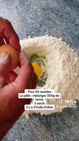 Toujours décu.e.s du nombre de ravioles servis au restaurant ? 🙃 Faites-les vous-mêmes ! Voici une recette facile de ravioles pour vous régaler et épater vos invités ! 🥟Vous pouvez décliner la farce et la sauce selon vos envies. #ravioles #italianfood #tiktokfood #recettefacile #ideerepas #lacleduchamp