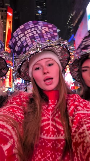 happy new years live from the big apple #newyearseve #newyork #nyc #newyears #fyp @avery @ellie