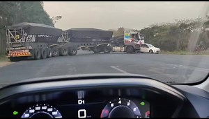 562K views · 3.1K reactions | What lessons can both drivers learn here? | SA Trucker | Facebook
