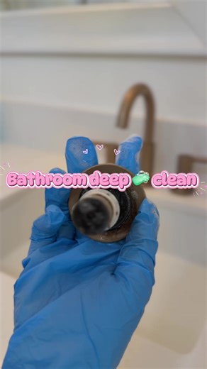 Come and deep clean a bathroom 🚽 with me !! How do u deep clean and what products do you use ? @Clorox #cloroxproducts #dawndegreasermagic #dawnsoap #deepclean #deepcleaningbathroom