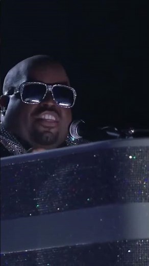 CeeLo Green- Bright Lights Bigger City (Live at Billboard Music Awards 2011)