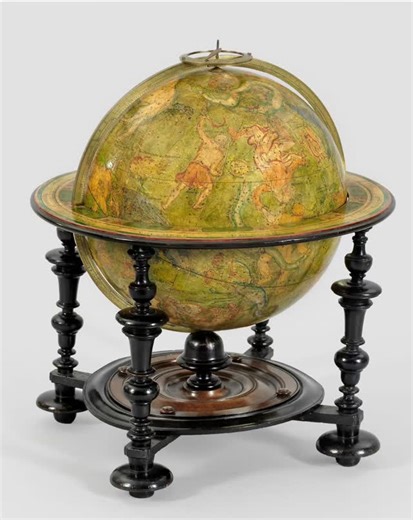 Celestial globe by Guillaume De L'Isle, Paris, 1700, with his first address "Rue des Canettes". https://www.swaen.com/listing/celestial-globe/46439 Venez nous retrouver samedi 22 novembre pour la 24e édition de la Paris Map-Fair (Salon de la Carte Géographique Ancienne). Que vous soyez collectionneur, amateur ou simple curieux, la Paris Map-Fair est un moment unique pour les passionnés de cartographie ancienne. #ParisMapFair #CartesAnciennes #AntiqueMaps #MapCollectors #Cartographie #Histoire #g