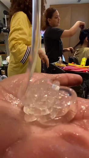 This is how you treat your crown area with “frizz off papaya gel” next time♥️ ✨Get it from the link in bio 🇰🇼We now deliver from UAE to GCC إحفظى هذا الفيديو من أجل معرفة كيفية استخدام چل البابايا فى أعلى رأسِك لأرقى ستايلنج ♥️ تجديه فى اللينك بالبايو ✨ الآن نشحن من الإمارات المتحدة لدول الخليج 🇦🇪 #naturalhairfest #curlystyle#haircaire #curlyhair #uae #kuwait #qatar #egypt #saudiarabia #naturalhair #saudiarabia🇸🇦 #kuwait🇰🇼 #egypt #gulf #uae🇦🇪 #longhair #curlyhair #thehairaddict #stylet