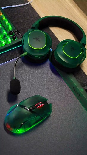 Wanderson O. Castro | Bam on Instagram: "Got my hands on the full Razer Phantom Green Edition lineup — mouse, keyboard, mousepad, and headset. 🟢 The design is just unreal! That deep green with the subtle glow hits different. It’s not just beautiful, everything feels super high-quality and smooth to use. Clean setup, clean vibes. Razer nailed it. 👌 ◇ 📌 #pc #desktop #computer #tech #gaming"
