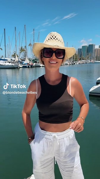 Here’s a quick hack to hide your bra straps when you forget to pack your strapless bra while traveling. Use a paper clip ! What do you think ? #fashionhacks #stylingideas #stylingtips #brahack