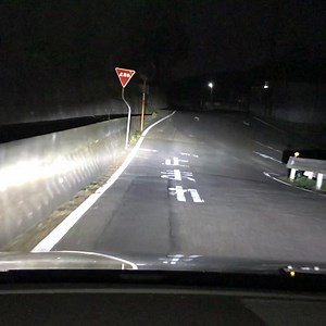 新型Passatに搭載されたIQ.LIGHTを試してみました。 32個のLEDヘッドライトが道路、周辺状況や対向車などを検知して最適に前方を照らしてくれます。 ハイビームのまま何処でも走れます💨 | フォルクスワーゲン高崎
