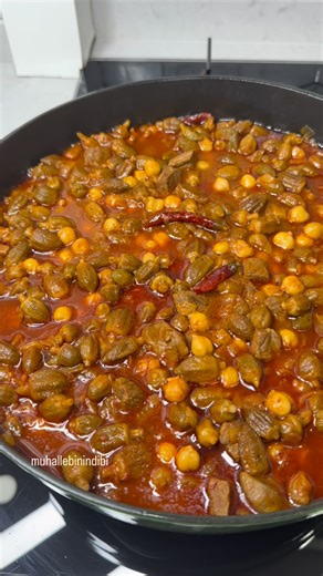 Sultan Ünal on Instagram: "Selamlar 🌸 Anne eli değmiş gibi bir kuru bamya yemeği yapmak istiyorsanız, bu tarif tam size göre 👌🏻Aşağıda paylaştığım püf noktalarına dikkat ederseniz, lokum gibi pişen, asla sümüksü olmayan harika bir bamya yapabilirsiniz 💚 100gr kuru çiçek bamya 350gr sotelik doğranmış et 1,5 su bardağı haşlanmış nohut 2 adet kuru soğan 1 yemek kaşığı domates salçası 1 yemek kaşığı biber salçası 1 çay kaşığı karabiber 1,5 limonun suyu 1 çay kaşığı pul biber ya da 3 adet Arnavut