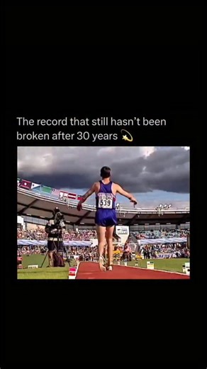 Neone Explain on Instagram: "The men’s long jump world record has stood untouched since 1991, when Mike Powell leapt an unbelievable 8.95 meters at the World Championships in Tokyo. It broke Bob Beamon’s legendary 1968 record and is still considered one of the greatest athletic performances ever recorded 🏃‍♂️🔥 Despite faster tracks, better training, and advanced sports science, no athlete has been able to come close to beating it, with modern champions often falling 20 to 30 centimeters short.