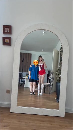 CASSANDRA YAP on Instagram: "Serving @sabrinacarpenter ? (🎄ver. ) I love my cutie makeup artist, don’t misunderstand 🫶🏻😙❤️ #sabrinacarpenteredit #sabrinacarpenterfans #sabrinacarpenter"