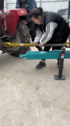 #Tractor #Manure and Agriculture joint #ladiestalent#super talent Spreader🚜🚜👍