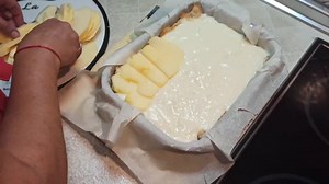 428K views · 10K reactions | Buenos días gente. Que comemos hoy? Yo voy a hacer otra paella, pero más grande. Ahhh, perdón, que no es paella, va a ser arroz con cosas y de postre esta tarta de hojaldre, crema y manzana. Creo que esta si se llamará asi藍 TARTA DE HOJALDRE, CREMA Y MANZANA | Las recetas de la Vi | Facebook