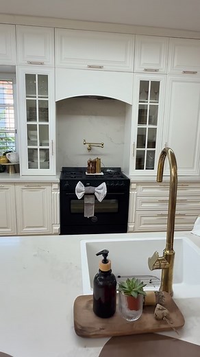 “פתאום בכל פינה קופץ לי הפפיון הוויראלי למגבות… אז הייתי חייבת לנסות 🫶 יצא חמוד בטירוף! מי מנסה את זה גם בבית היום? #עיצובבית #הוםסטיילינג #טיפיםלמטבח מגבותמטבח פפיוןמגבות thereisnoplacelikehome kitcheninspo towelhack viralbow homestyling | Adva Doani
