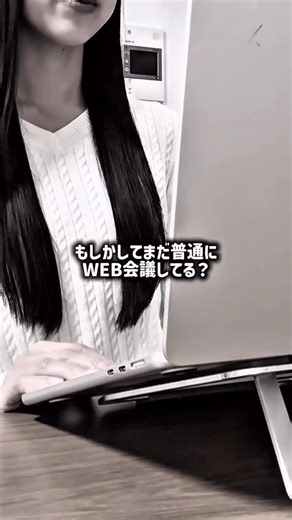 ガジェラボ〜ガジェット情報まとめ〜 on Instagram: "【もしかしてまだ普通にWEB会議してる？】 パソコンのカメラって画質悪いよね💦 重要なミーティングなのに、なんか暗いし画質悪いと焦らない？ いつもで綺麗な映像でWEB会議をするには このWEBカメラを使うのがおすすめ！Hollylandから発売されたLyra！ @hollyland.jp 4K30fpsに対応していてかなり画質が綺麗🥺 AIが自動で明るさを調整してくれるから 暗い部屋でもこ明るくキレイに映る！ 専用ソフトで自分で色味を調整することもできる👍 AIトラッキング機能がついているから 動いても画面の中心に自分の顔がくるように調整してくれるの！ 縦向きにして使用することもできるからライブ配信にも使える◎ さらにLARK A1のワイヤレスマイクを接続できるから、相手が聞き取りやすいクリアな音声で話せるのはもちろん、少し離れた場所にいても音声をキャッチすることができる！ マイクとセットで使用するのがおすすめだよ✨ マイク LARK A1の20%割引は11月21日から12月1日まで🙆‍♀️ヨドバシカメラさんやビ