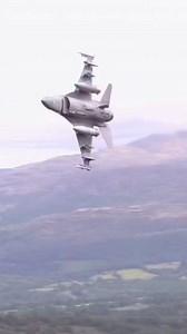 21 reactions | Crazy Pilot F-16 Drop Into The Low Fly - - #f16 #f16falcon #f16fightingfalcon #f16fighterjet # #usarmy #military #usmilitary #aviation #militaryaviation #airforce #usaf #us #usa #america #fighterjet #reels #militaryaircraft #aircraft | Military Aviation | Facebook