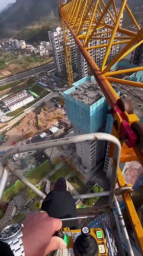 DER BLICK MIT REMOTE CONTROL Der Betriebsprozess von Turmdrehkranen aus großer Höhe in Laufkatze mit Fernbedienung. Irgendwo in der Welt (Somewhere in the World) | Wolffkran Liebherr Ec-b
