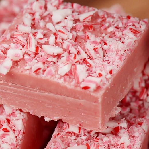 105K views · 1.6K reactions | WHITE CHOCOLATE PEPPERMINT FUDGE is a super easy recipe that tastes out of this world good! Creamy white chocolate mixed with peppermint is always a hit at Christmas! RECIPE--> https://realhousemoms.com/white-chocolate-peppermint-fudge/ | Real Housemoms | Facebook