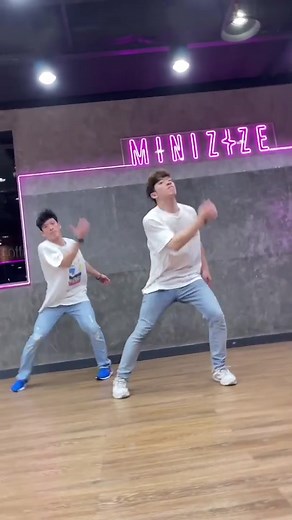 Let’s dance my choreo 🙏🏻 @pond.ktp #dance #newchallenge #twins #tiktokdanceth #fyp