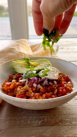 No-Bean Turkey & Sweet Potato Chili 😋 SAVE THIS for the next chilly night! ✨ Comment “RECIPE” and I’ll DM you the link This bean-free chili is made with lean ground turkey, sweet potatoes, tomatoes, and warm spices is so popular on my website! ✅ Gluten-free, dairy-free ✅ One-pot, weeknight easy ✅ Freezer-friendly & family-approved So simple, so good—you’ll want it on repeat all season long! 🔗 Get the full recipe, link in profile: https://www.skinnytaste.com/no-bean-turkey-and-sweet-potato-chil