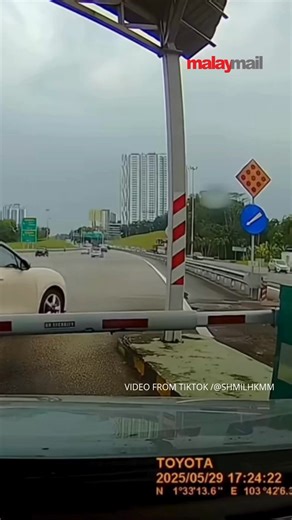 55K views · 1K reactions | A small act of kindness goes a long way. This woman noticed a driver having trouble at the toll and helped cover the fee. | Malay Mail | Facebook
