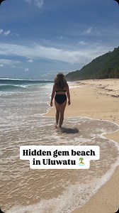 Escape the crowds at busy Padang Padang Beach in Uluwatu and check out this hidden gem instead… This is Nunggalan Beach on the south coast of the Bukit Peninsula, a hidden golden sand paradise with towering cliffs, turquoise waters, and hardly another tourist in sight 🌊 The gorgeous beach is free to visit but requires a steep 20-30 minute trek down the cliffside via a small path. It’s tough, but worth it! There are a couple of small beach shacks selling drinks, but it’s best to bring water and 