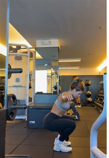 Singleee arm squats 🤓 #fyp #personaltrainer #workoutforwomen #lowerbodyworkout