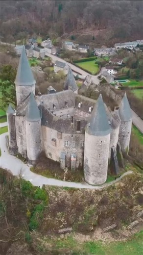 🛕Château de Vêves, a medieval castle located in Celles, Belgium. Château de Vêves was first built in the 7th century. It is one of the most beautiful medieval castles in Belgium. 📸Awesome photo by: @picture.perfect.experiences 🥰🌺 #YuanmingVM #GJWBeautifulhouse | Beautiful Houses and Buildings