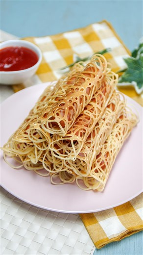 Tasty Japan-人気No.1簡単料理・幸せレシピ on Instagram: "【簡単おやつ♪】朝食にもピッタリ！揚げないアメリカンドッグの作り方 / Non-Fried Corn Dogs @tastyjapan 他のレシピもチェック！ 2人分 材料： ホットケーキミックス 150g 卵 1個 牛乳 150ml ソーセージ 4本 ケチャップ 適量 マスタード 適量 作り方： ① ボウルにホットケーキミックス、卵、牛乳を入れよく混ぜ、生地をディスペンサーに入れる。 ② 熱したホットプレートに①の生地を線を描くように流す。 ③ ②の生地が焼けたらソーセージをのせて、クルクルと巻く。 ④ ③を器に盛り付け、ケチャップとマスタードを添えたら、完成！ === Non-Fried Corn Dogs Servings: 2 INGREDIENTS 150g pancake mix 1 egg 150ml milk 4 sausages Some ketchup Some mustard PREPARATION 1. Mix pancake mix, the egg, and milk i