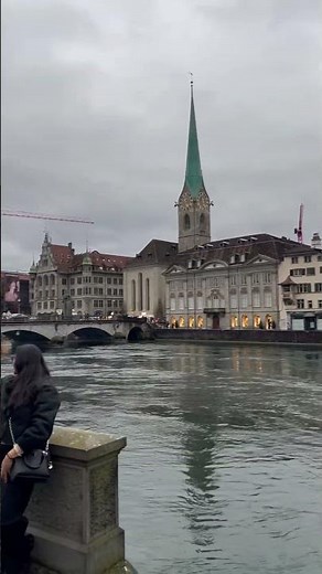 Zürich aus einer besonderen Perspektive 🇨🇭Limmat & Grossmünster #travelshorts #travel #schweiz