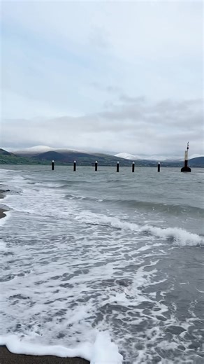 📍 Greenore 🗓️ Friday, 13th February 🎶 Mountains of Mourne Plenty of snow on the tops of the Mourne Mountains this morning. No rain but definitely brrrrr 🥶. Viewed from Greenore, Co. Louth. | Photography by Ann Bruen