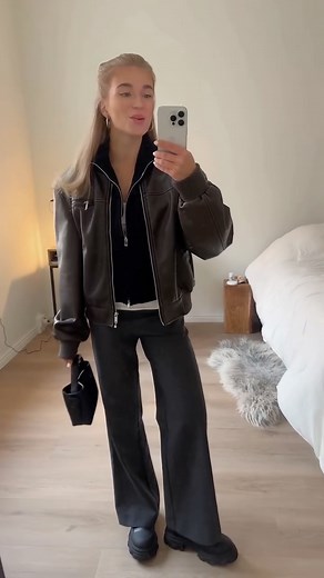 Ilona Ylikorpi on Instagram: "Pukeudutaan yhdessä mut Helsingin sää on oudoin ikinä!? miten voi sataa ja paistaa 100 kertaa päivän aikana 😆 helsinki sää is not for the weak.. no anyways, tässä mitä mulla oli päällä eilen kun menin tapahtumaan ystävän tueksi 🫶🏼"