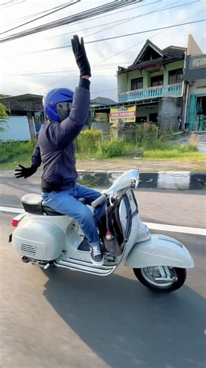 Classic 1975 Vespa Sprint Veloce — Hands-Free Moment
