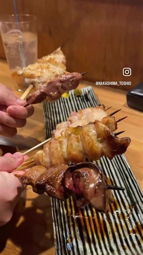 【焼鳥 とよ田/中野】 中野駅南口から徒歩3分。銀座や八重洲で腕を磨いた熟練の職人が手掛ける、本格的な炭火焼きを圧倒的なコスパで堪能できる一軒「焼鳥 とよ田」に行ってきました。主役は、何と言っても備長炭で丁寧に一本ずつ焼き上げられる焼鳥。旨みがぎゅっと詰まった銘柄鶏大山鶏を使用しており、絶妙な火入れによって、炭火の香ばしい風味を纏いながらも中はジューシーに仕上げられています。 うなぎ串も、絶対に外せない看板メニュー。外はサクッと香ばしく、中はふんわり、うなぎを串焼きで気軽に、しかもリーズナブルに味わえるのは嬉しい限り、価格帯は極めて良心的で、ハイボールやサワーは380円〜、ビールも400円台という破格の安さでお酒を楽しめます。さらに、月替わりで厳選される日本酒5種や赤白のワインなど、お酒好きの心をくすぐるラインナップも充実。 店内は清潔感あふれる上品な和モダン空間。 職人の手さばきを五感で楽しめる特等席のカウンターは、デートやお一人様にぴったり。さらに使い勝手の良いテーブル席や、最大10名までゆったりと寛げる掘りごたつタイプの個室も完備されています。最大50名までの貸切宴会にも対応して