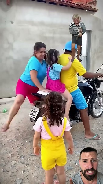 The whole family on the same motorcycle Carlinhos,