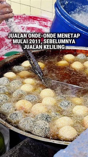 Jualan onde onde dari tahun 2011, tapi sebelumnya jualan keliling ✨ Onde Onde Ibu Suliha 📍 Jl. Jolotundo 3, Surabaya (dekat pertigaan) ⏰ 06:00-11:00 ⏰ 15:00-19:00 (Jum'at libur) ➖➖➖➖➖➖➖➖➖➖➖ #jajanan #dolanyoksurabaya #fyp #foryou #foryoupage