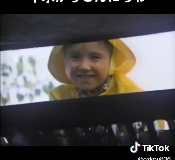 映画「イット」 スティーブンキング原作の青春ホラー。ペニーワイズのビジュアルがまさに世間で知られるピエロで、これを観た人は、ピエロ恐怖症になった人もいるそうです。日本ではあまりピエロはイメージないけど、アメリカはメジャー。 DVDには入っていない地上波放送の日本語吹き替え!! #映画 #洋画 #ピエロ #スティーブンキング #吹き替え #声優