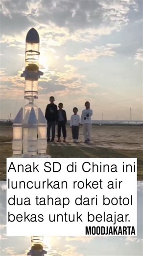 JAKARTA FOLKMOOD MEDIA on Instagram: "Pemanfaatan botol plastik bekas oleh murid sekolah dasar di Jiangxi, China, untuk membuat roket tenaga air sebagai media pembelajaran. Kegiatan ini bertujuan mengajarkan konsep sains sekaligus meningkatkan kesadaran akan pentingnya daur ulang dan pemanfaatan barang bekas. [📸tt/gennadii_1993]"