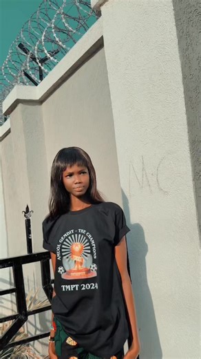 I have decided to put on a wig again thou am not a fan of it ❤️😍come and judge me since you all want me too @Onika🥀 @Samantha peace 😇 @Chella Dor Mayar🌹🦋 🇸🇸 come see 🤣🤣🤦🏾‍♀️