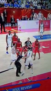 Nel finale è quasi rissa tra Paulo e Gentile. Il giocatore Angolano viene espulso dopo aver rifilato una testata all'azzurro | Sportando