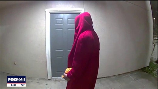 Thief in red robe steals Dallas man's belongings