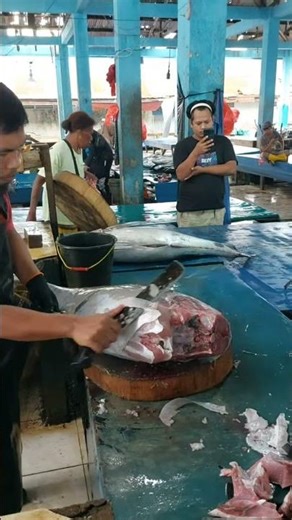 The art of sharp knives, Bang Fadil cleans tuna scales well #fishcutting##fyp #fishmarketingshow
